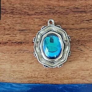 Elegant Silver and Blue Pendant Necklace